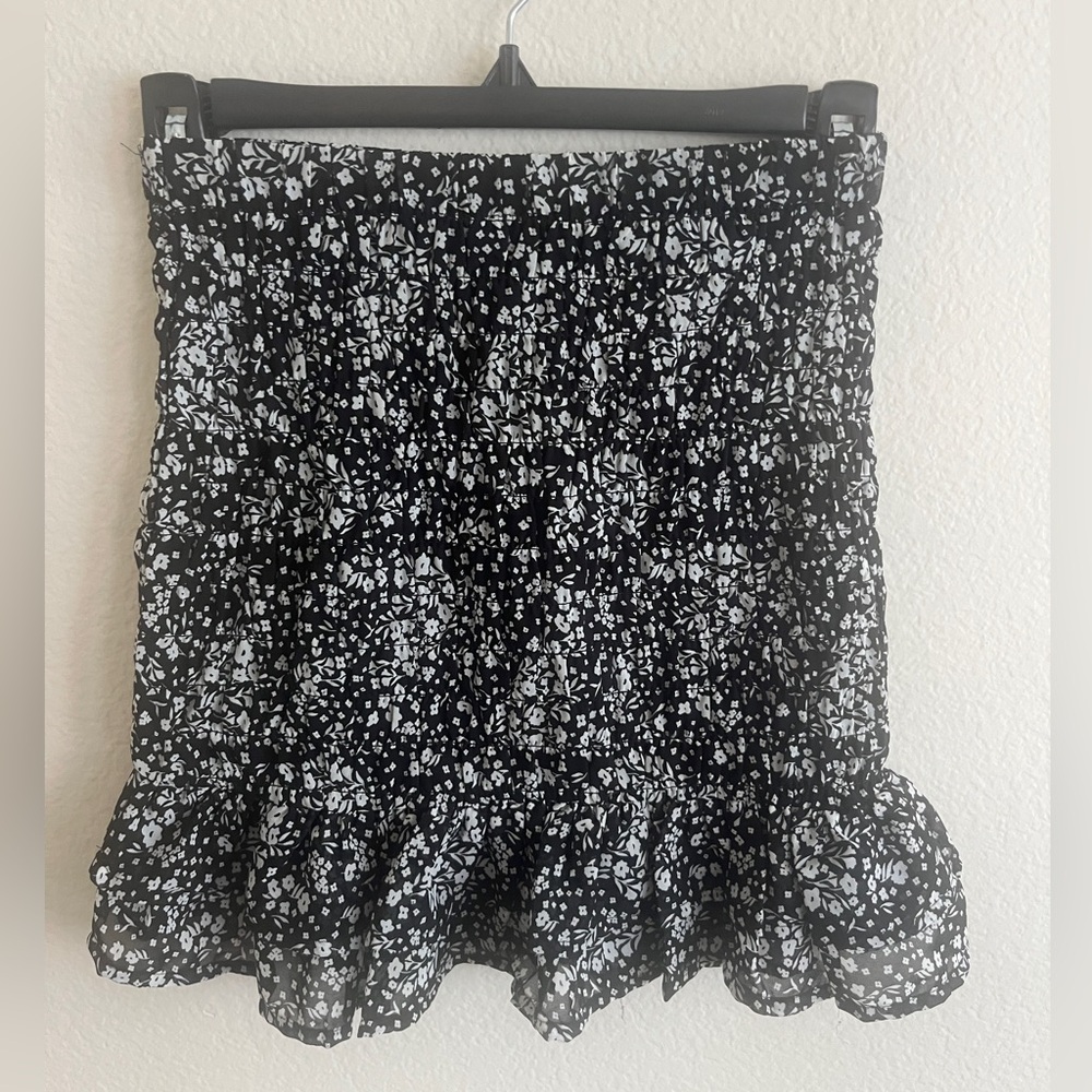 H&M Girls stretch mini skirt size 12 years old. Black and white